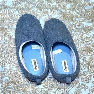 Dearfoams gray Slippers medium size 7/8